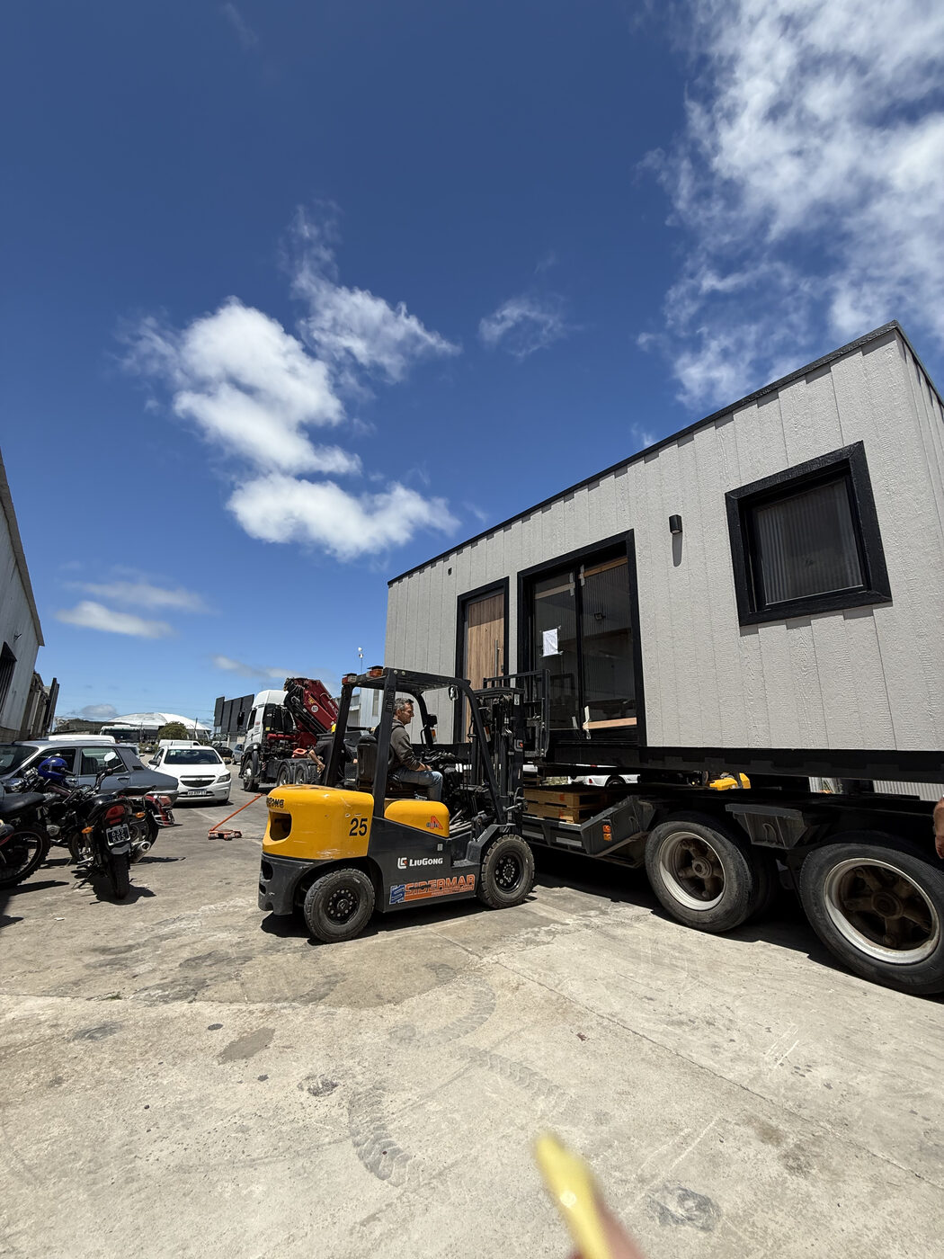 Módulo blanco Faci House con autoelevador