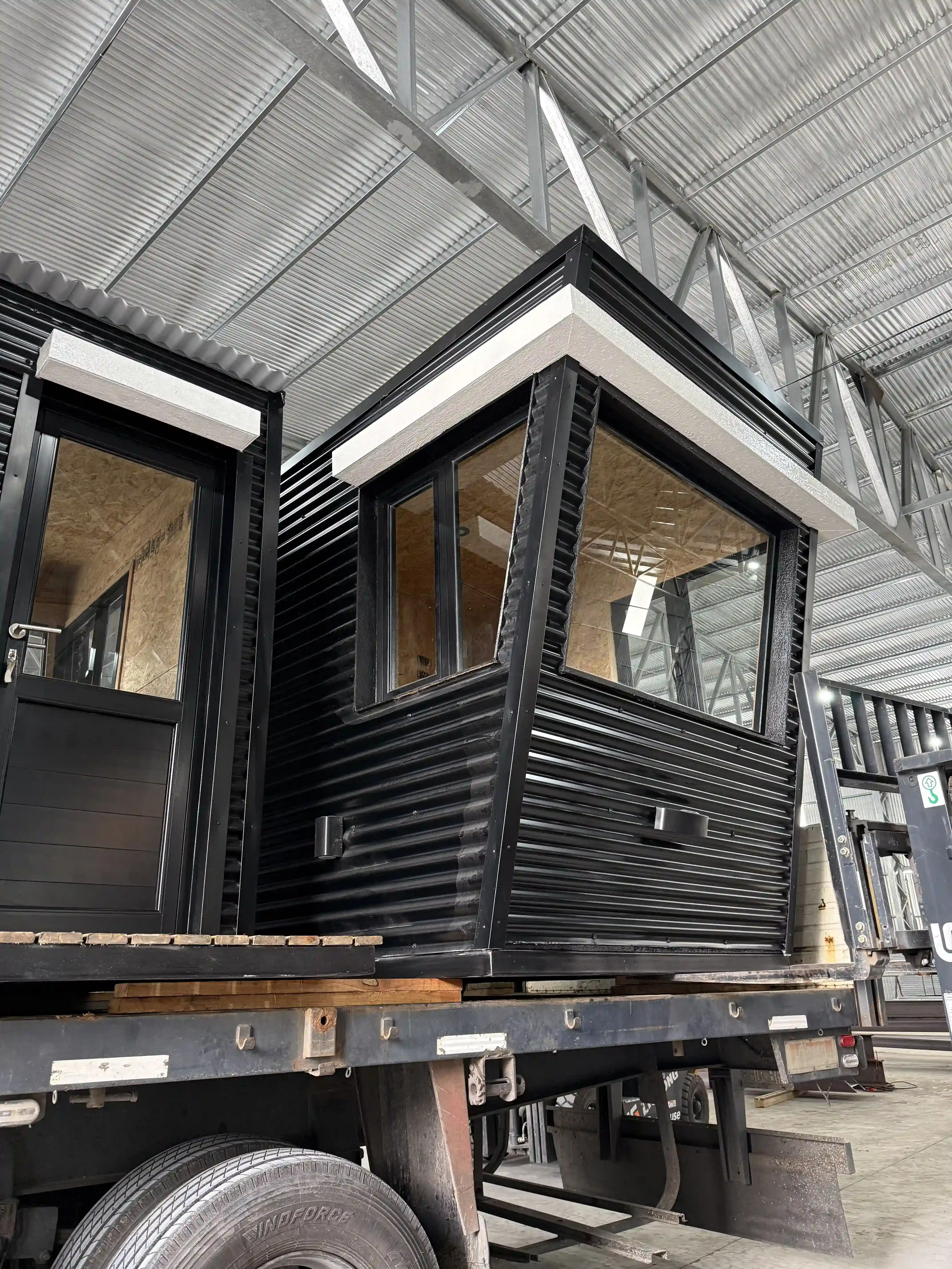 Detalle de módulo negro Steel Frame en planta de producción Faci House
