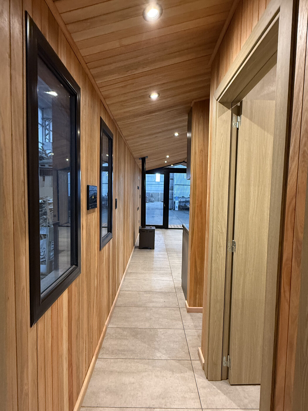 Pasillo interior madera casa modular industrializada Faci House