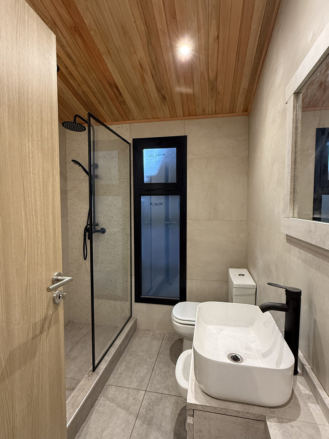 Baño completo con porcelanato casa modular Faci House