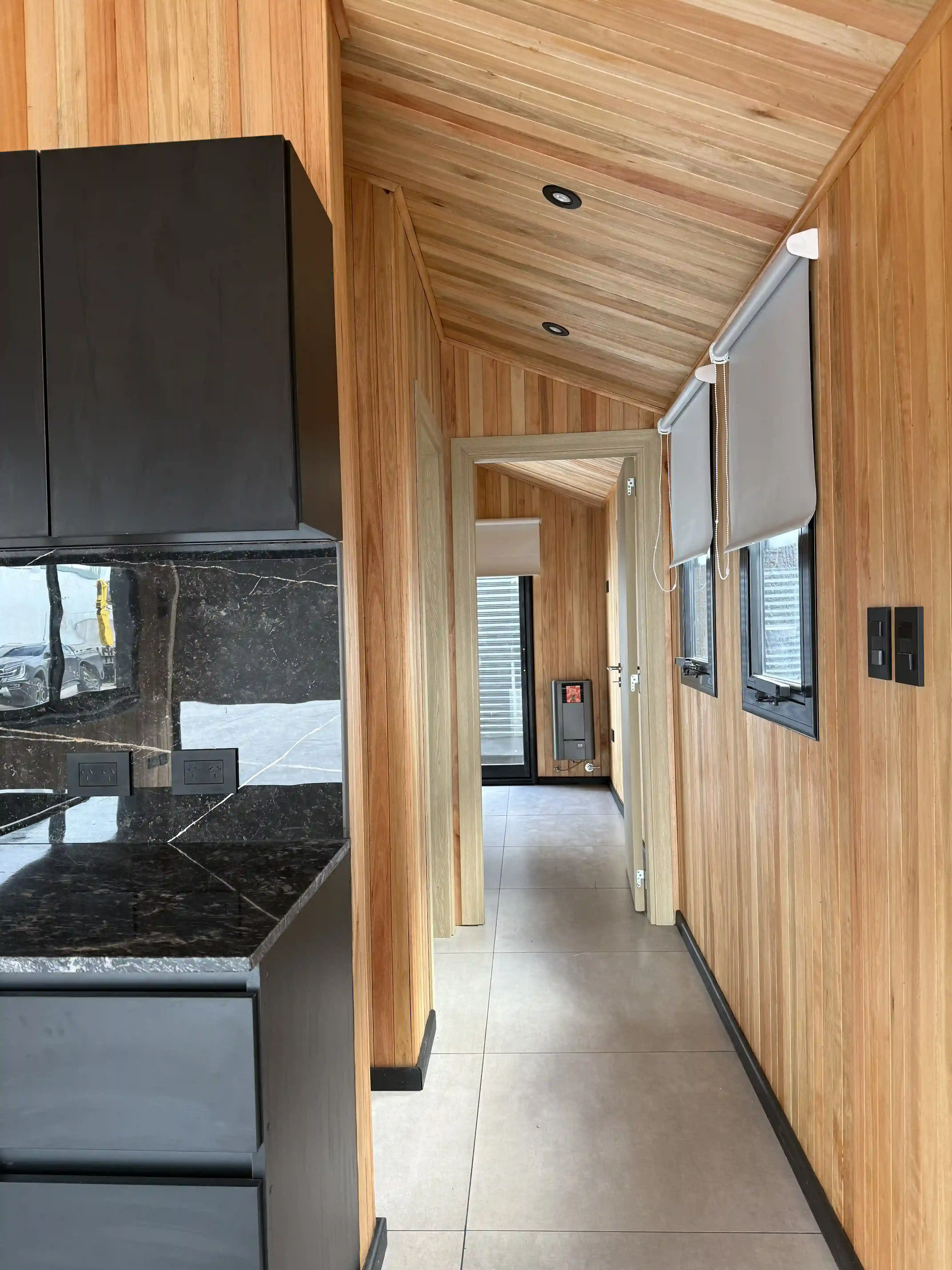 Pasillo interior con revestimiento de madera casa modular Faci House