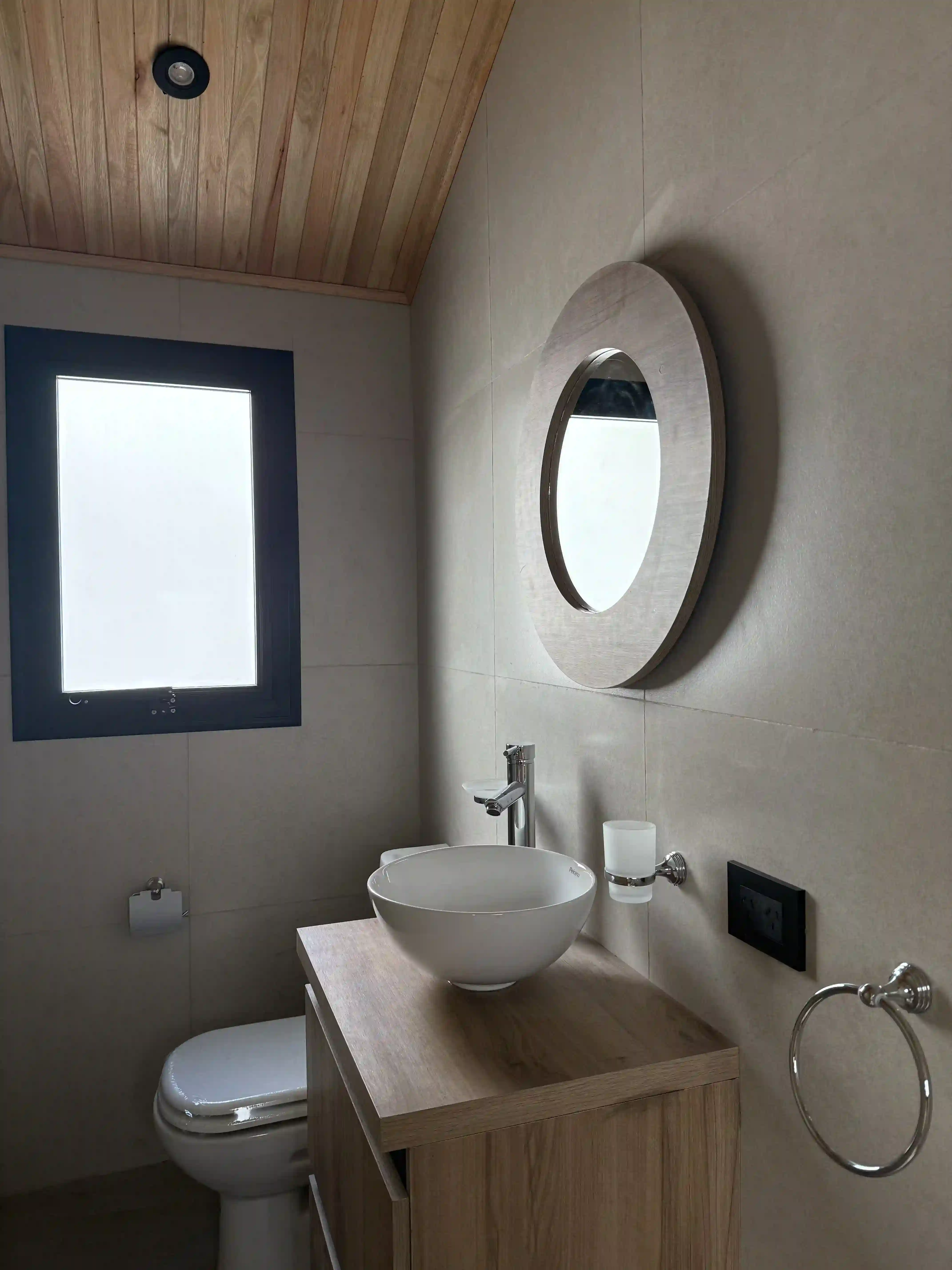 Baño compacto con vanitory de madera casa modular Faci House