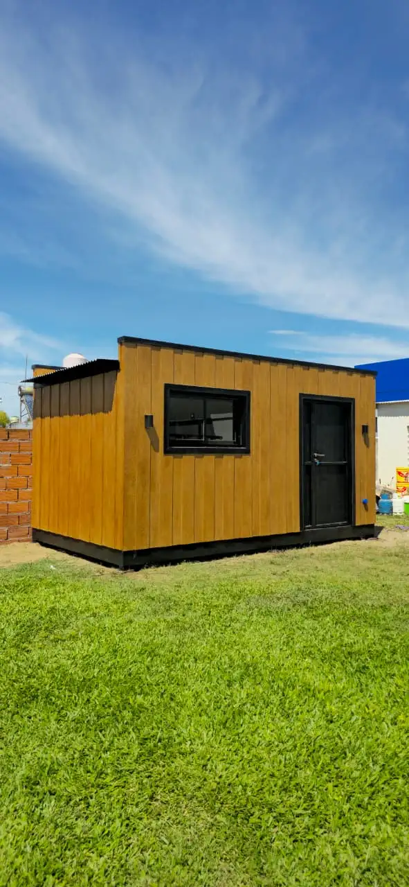 Módulo pequeño multiuso con revestimiento símil madera Faci House