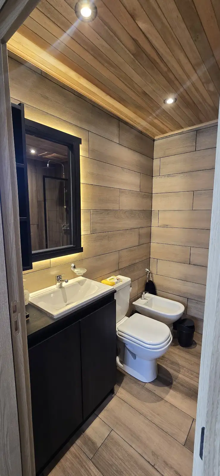 Baño completo con bidet y terminaciones en madera casa modular Faci House