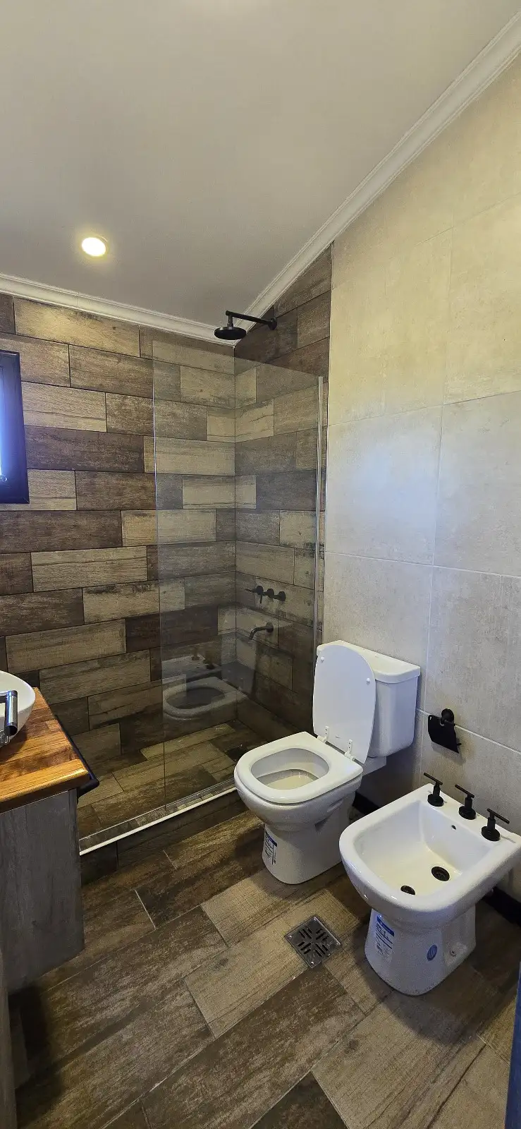 Baño con ducha y revestimiento símil madera casa modular Faci House