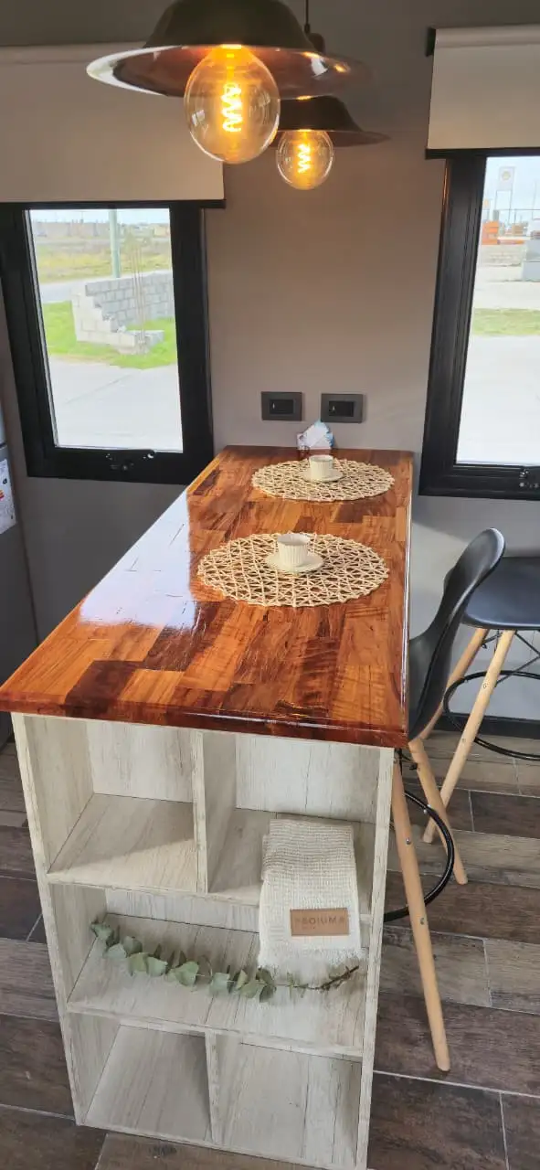 Barra desayunador de madera maciza casa modular Faci House