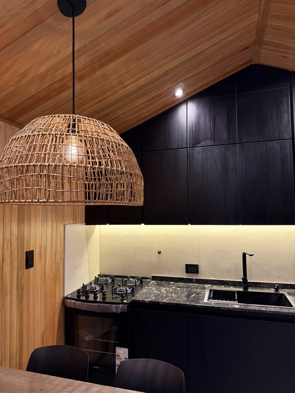 Cocina con anafe, horno y mesada de granito casa modular Faci House