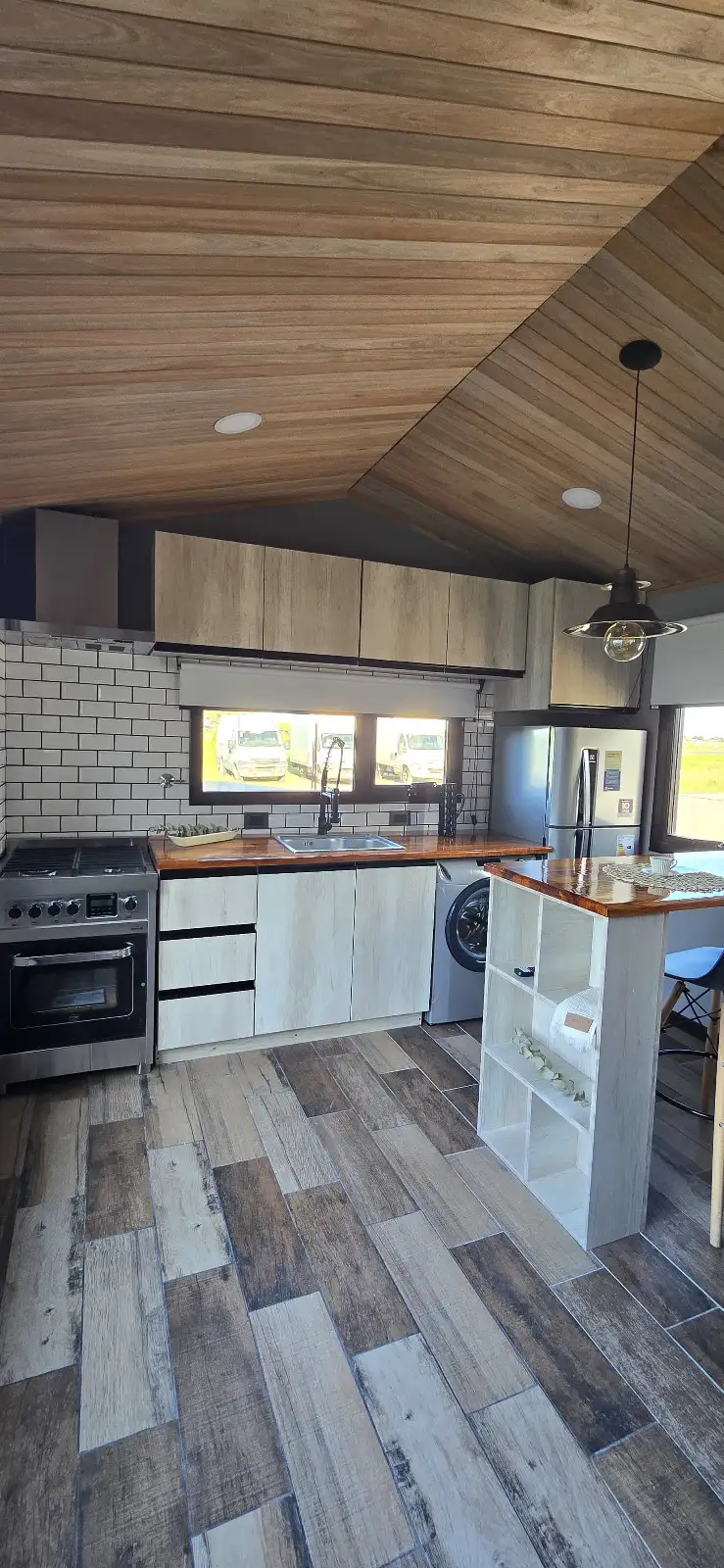 Cocina completa equipada con anafe, horno y heladera casa modular Faci House