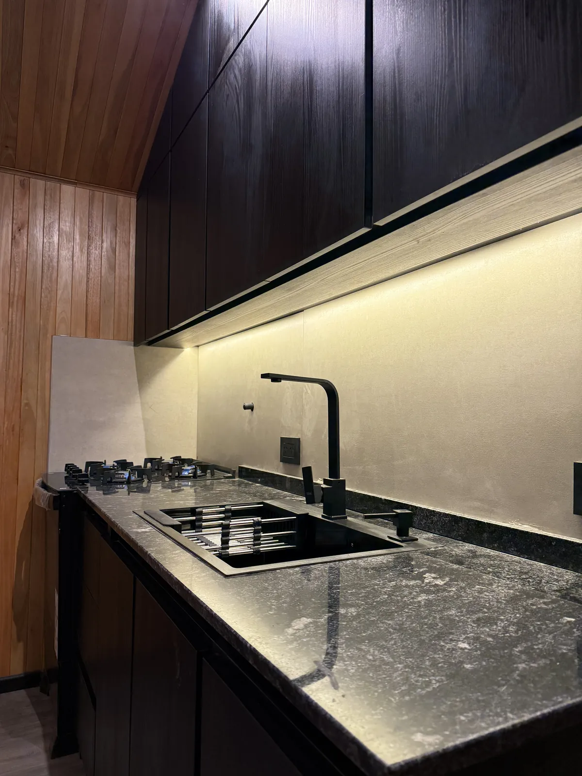 Mesada de granito negro con bacha y luz LED bajo alacena casa modular Faci House