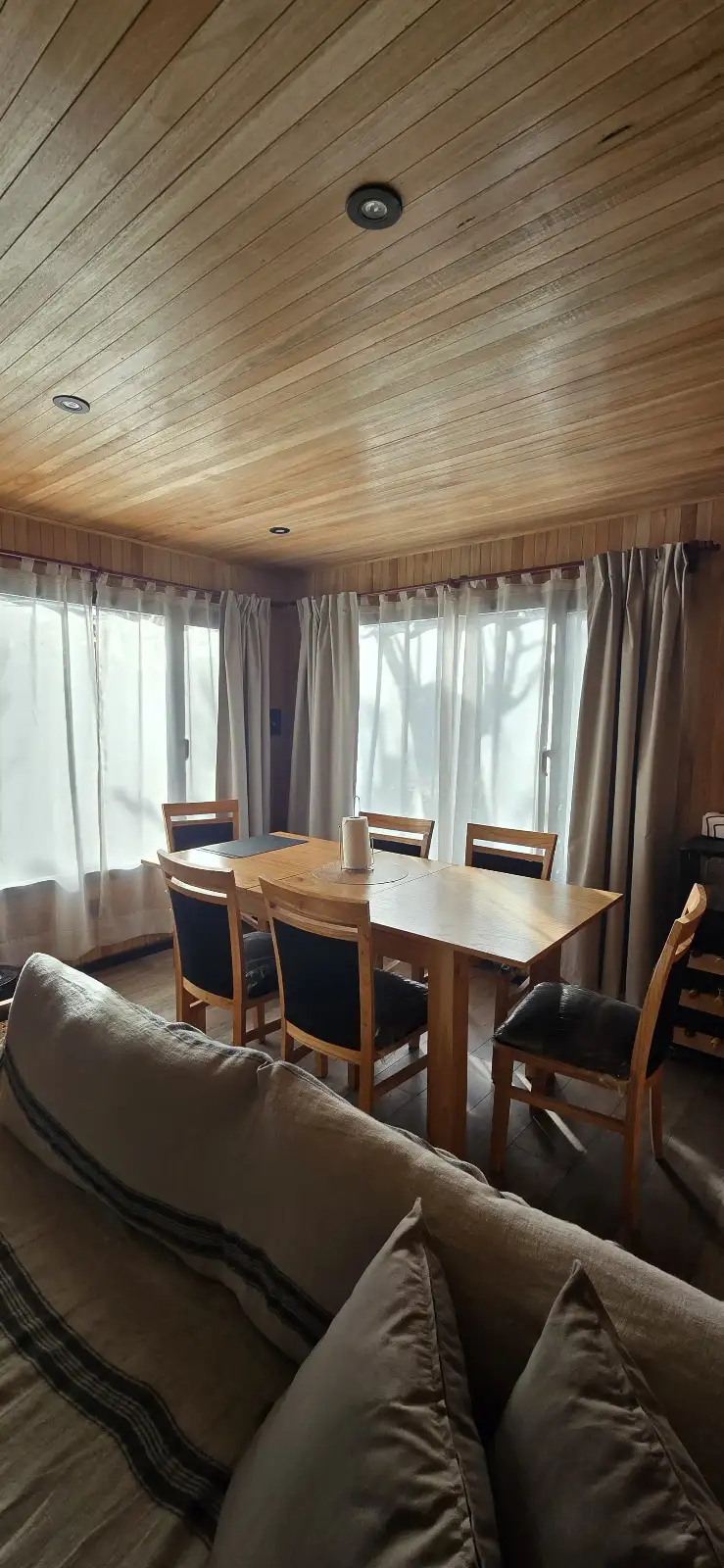 Comedor de madera para seis personas casa modular Faci House