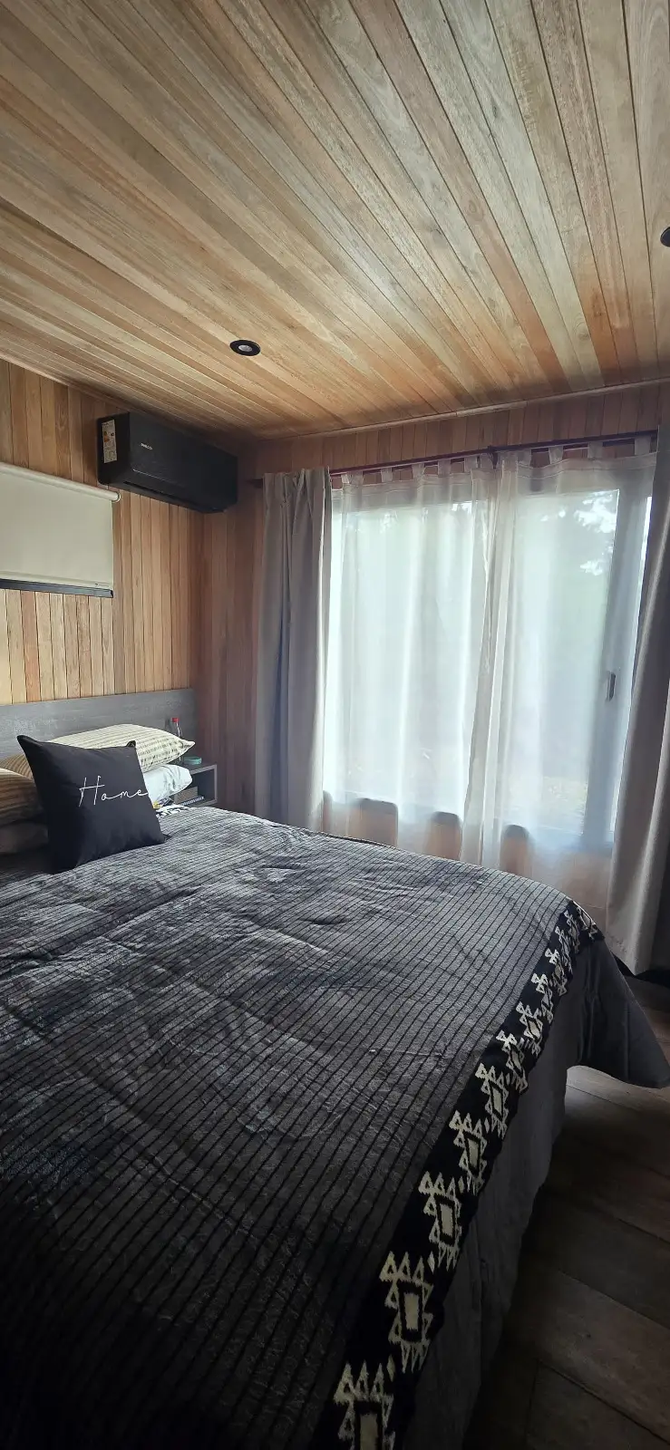 Dormitorio con ventanal corredizo y aire acondicionado casa modular Faci House