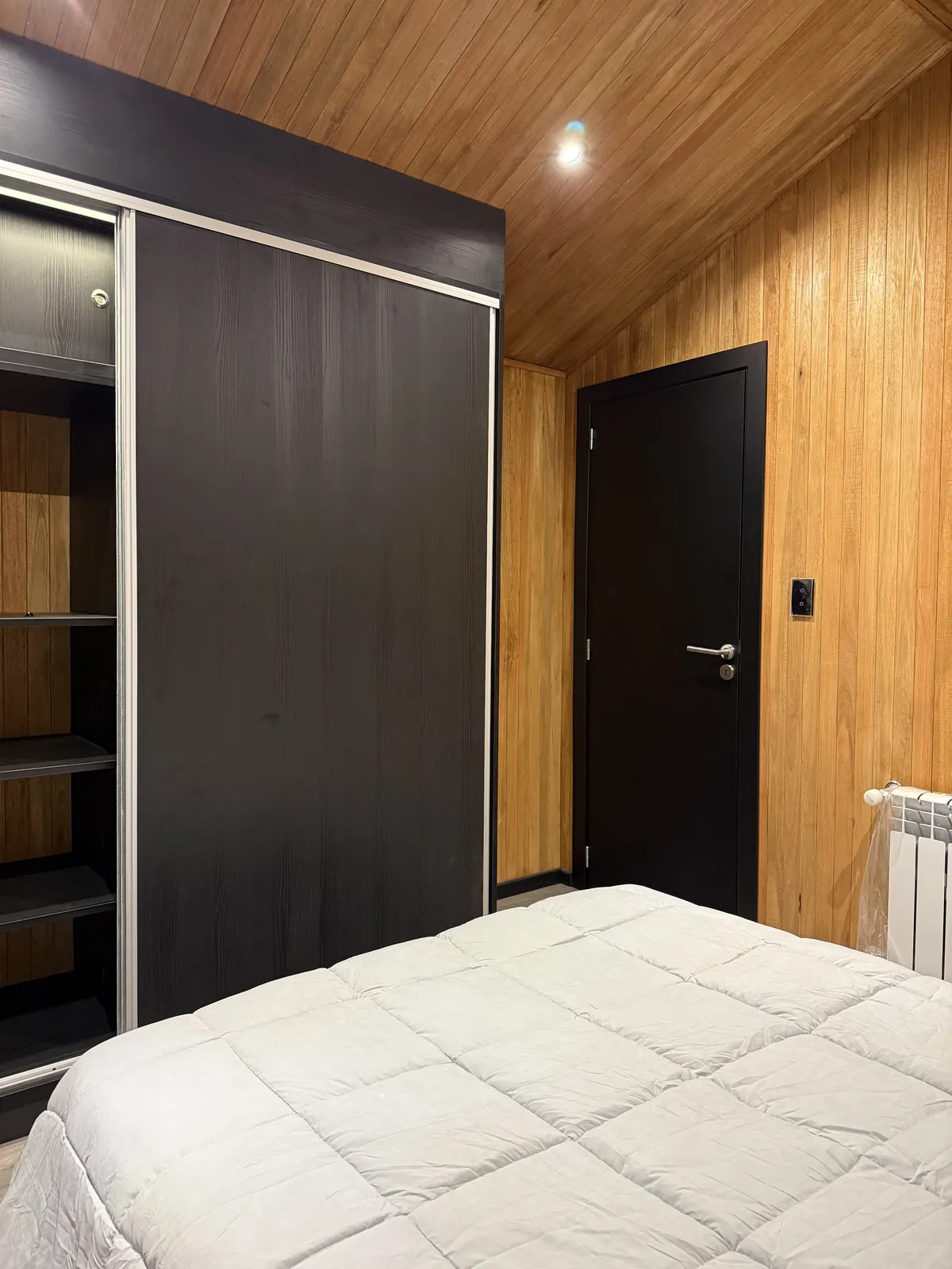 Dormitorio con placard de puertas corredizas y calefacción casa modular Faci House