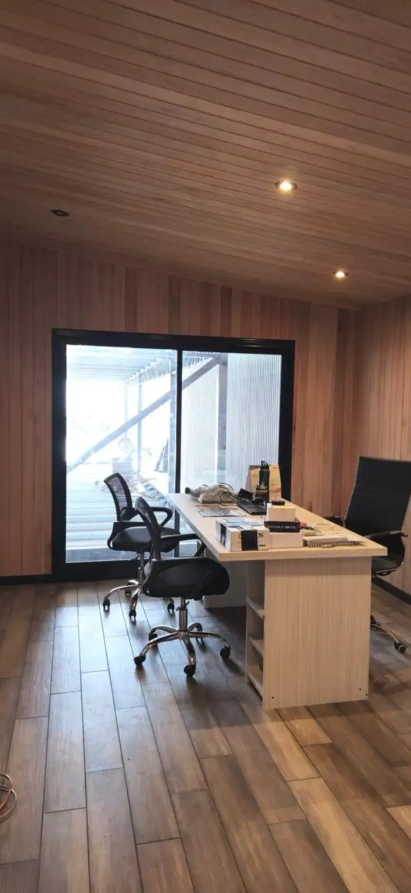 Oficina revestida en madera de piso a techo casa modular Faci House