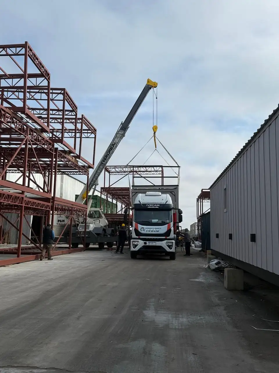 Módulo cargado en camión listo para transporte a obra Faci House