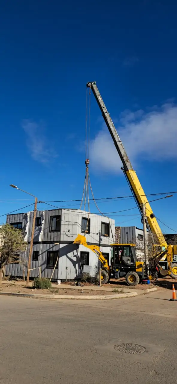 Izaje de módulo con grúa sobre edificio en obra urbana Faci House